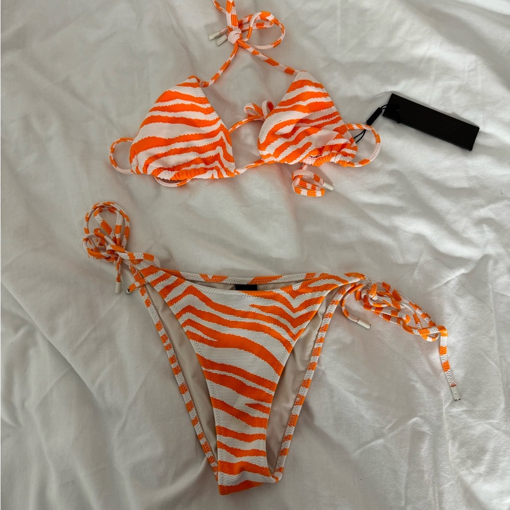 !!RARE!! triangl bikini never worn and in very good condition!!